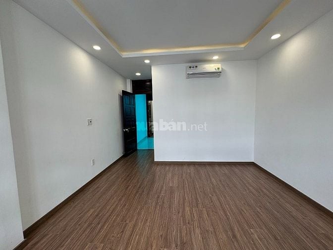 3lầu (4,05x22,5) có sân đổ ôtô,mặt tiền Nguyễn Thượng Hiền gần BOTANIC