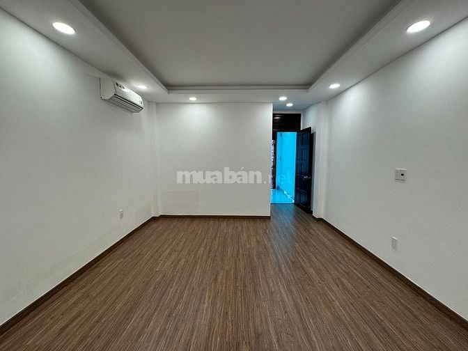 3lầu (4,05x22,5) có sân đổ ôtô,mặt tiền Nguyễn Thượng Hiền gần BOTANIC