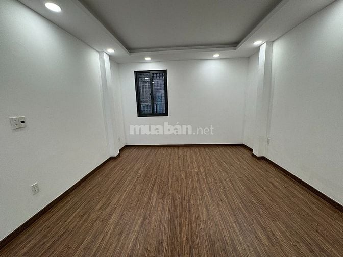 3lầu (4,05x22,5) có sân đổ ôtô,mặt tiền Nguyễn Thượng Hiền gần BOTANIC