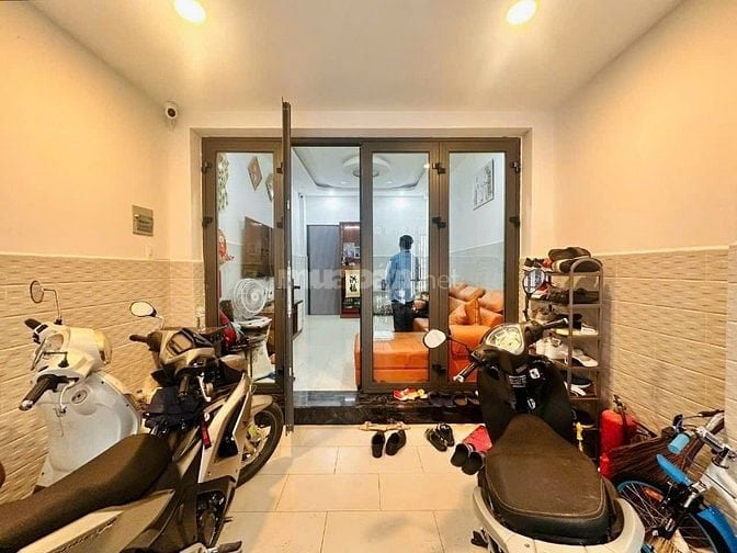 Nhà Huỳnh Văn Bánh, P.13, Q.PN, 40m2, giá 9,5T full nội thất cao cấp