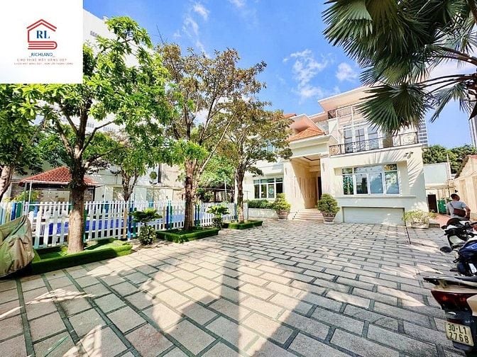 Cho Thuê Biệt Thự Mặt Tiền: 24 Trần Văn Sắc, P.Thảo Điền, Q.2_DT:27x33