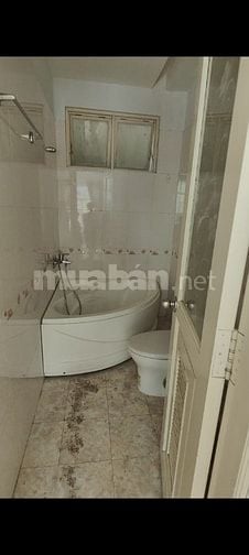 Bán nhà ngay ngã tư Âu Cơ và Lạc Long Quân, gần chợ Tân Bình 