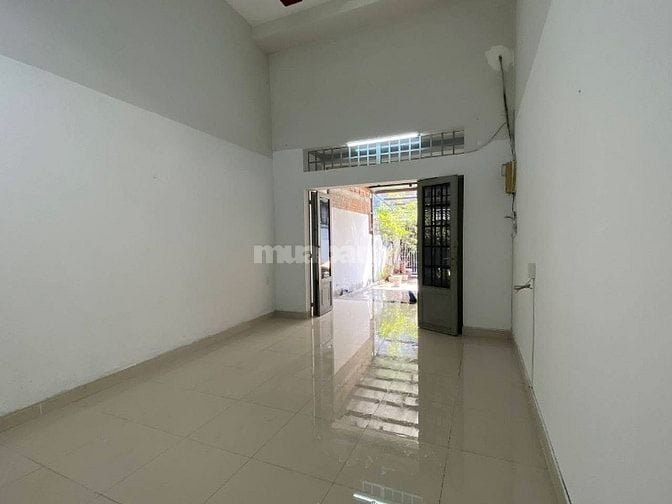 Cho thuê nhà , mặt đường ô tô , 1 lầu 2PN . Giá 12tr/th