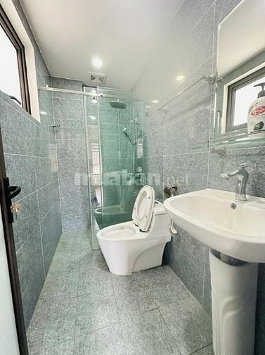 BÁN NHÀ LÔ GÓC PHỐ NGUYỄN SƠN - 31M - 2 MẶT THOÁNG - Ô TÔ NHỎ ĐỖ CỬA