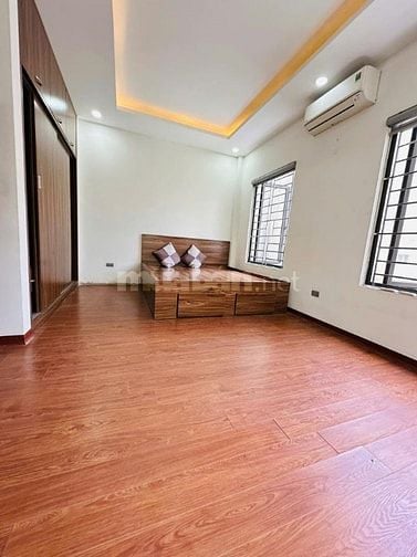 BÁN NHÀ LÔ GÓC PHỐ NGUYỄN SƠN - 31M - 2 MẶT THOÁNG - Ô TÔ NHỎ ĐỖ CỬA