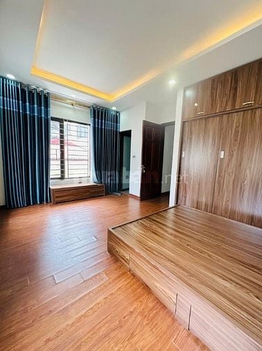 BÁN NHÀ LÔ GÓC PHỐ NGUYỄN SƠN - 31M - 2 MẶT THOÁNG - Ô TÔ NHỎ ĐỖ CỬA