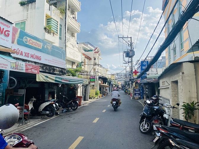 🏠 BÁN NHÀ MẶT TIỀN HẺM XE HƠI – CÁCH HUỲNH TẤN PHÁT VÀI CĂN 