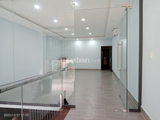 Cho thuê MBKD 50 m2 đường Cù Chính Lan, P13, có chỗ ngủ lại, giá tốt