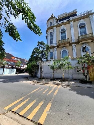 Bán biệt thư 2 mặt tiền Nguyễn Thanh Sơn Quận 2 giá 125 tỷ