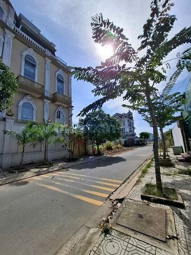 Bán biệt thư 2 mặt tiền Nguyễn Thanh Sơn Quận 2 giá 125 tỷ