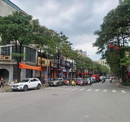 Bán nhà mặt phố Trung Hòa. DT 135, MT 5,7m. Xây 6 tầng thang máy. Cho 