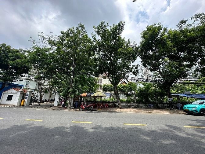 Thảo Điền - Bán đất 2 mặt tiền Nguyễn Văn Hưởng DT 872m2 - 245 tỷ 