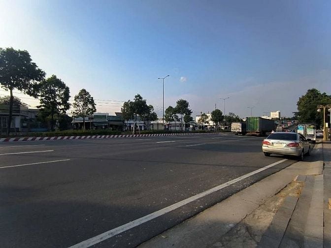 CHO THUÊ 2300M2 KHO XƯỞNG MT PHẠM NGỌC THẠCH - TDM: 0815422197