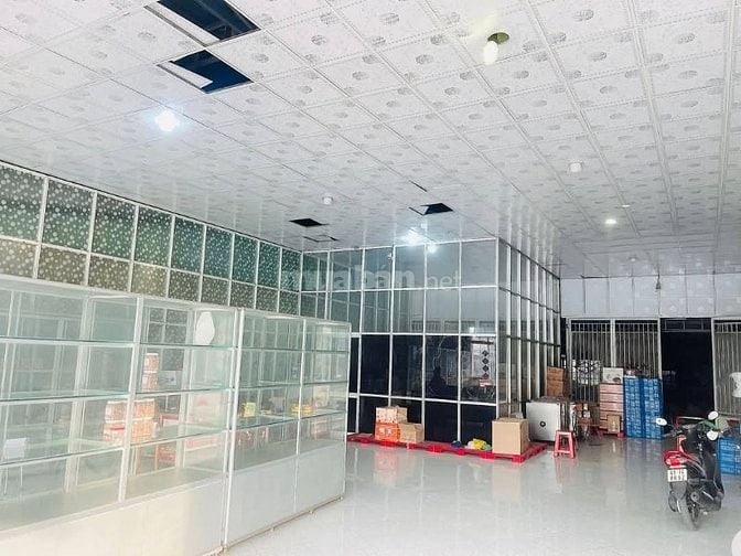 CHO THUÊ 2300M2 KHO XƯỞNG MT PHẠM NGỌC THẠCH - TDM: 0815422197