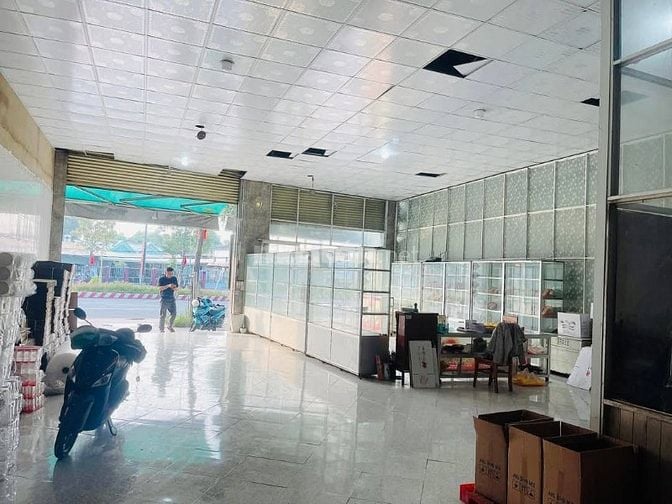 CHO THUÊ 2300M2 KHO XƯỞNG MT PHẠM NGỌC THẠCH - TDM: 0815422197