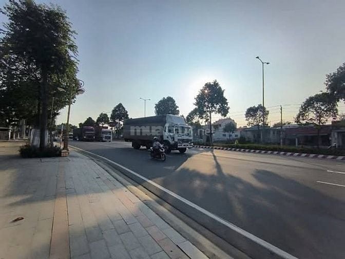 CHO THUÊ 2300M2 KHO XƯỞNG MT PHẠM NGỌC THẠCH - TDM: 0815422197