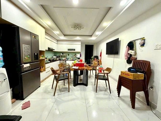Nhà Ngợp Gía Tốt UBND Quận 12. Thới An. 1 trệt 4 lầu chỉ 6 tỷ lẻ.