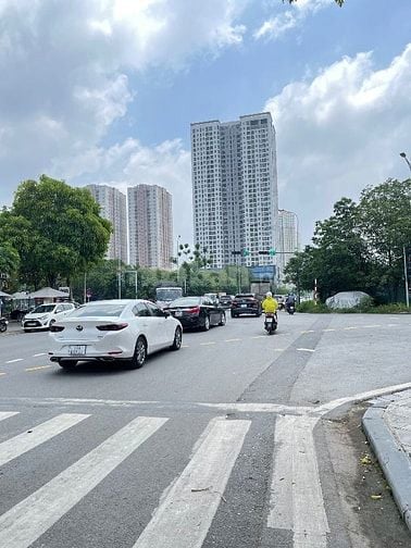 BÁN NHÀ TÔ HIỆU-THANG MÁY-Ô TÔ ĐỖ CỬA-50M2-NHỈNH 1x. TỈ