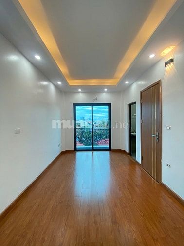 Chính chủ bán nhà ngõ 7 phố Hoàng Liên, 30 m2, 5,5 tầng, có thang máy