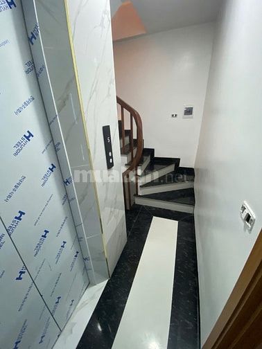 Chính chủ bán nhà ngõ 7 phố Hoàng Liên, 30 m2, 5,5 tầng, có thang máy