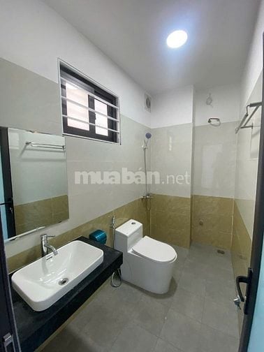 Chính chủ bán nhà ngõ 7 phố Hoàng Liên, 30 m2, 5,5 tầng, có thang máy