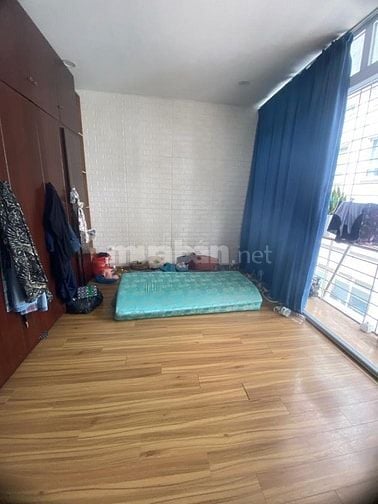 Bán căn tập thể Lạc Trung. Hai Bà Trưng. Hà Nội. Tầng thấp. 3 ngủ 2vệ 
