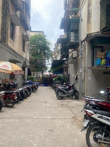 Bán căn tập thể Lạc Trung. Hai Bà Trưng. Hà Nội. Tầng thấp. 3 ngủ 2vệ 