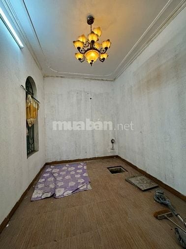 Cho thuê nhà xưởng 400 m2, có 1 nhà điều hành 2 tầng, mặt tiền 17m, 