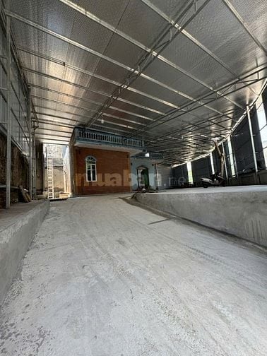 Cho thuê nhà xưởng 400 m2, có 1 nhà điều hành 2 tầng, mặt tiền 17m, 