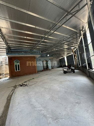 Cho thuê nhà xưởng 400 m2, có 1 nhà điều hành 2 tầng, mặt tiền 17m, 