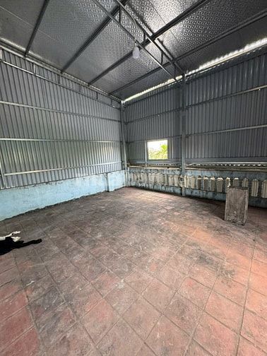 Cho thuê nhà xưởng 400 m2, có 1 nhà điều hành 2 tầng, mặt tiền 17m, 