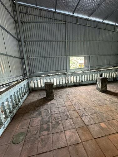 Cho thuê nhà xưởng 400 m2, có 1 nhà điều hành 2 tầng, mặt tiền 17m, 