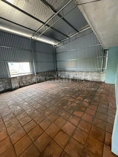 Cho thuê nhà xưởng 400 m2, có 1 nhà điều hành 2 tầng, mặt tiền 17m, 