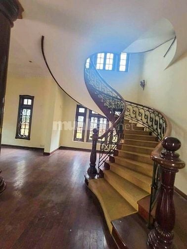 Bán biệt thự Thảo Điền, mặt tiền Nguyễn Ư Dĩ, 1200m2 đất thổ cư 100%