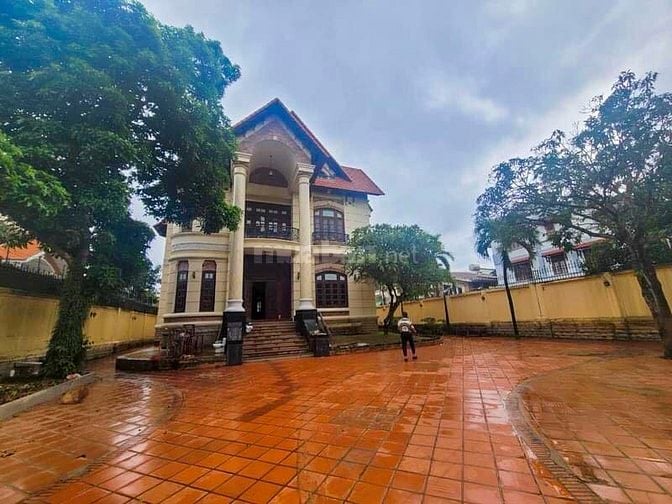 Bán biệt thự Thảo Điền, mặt tiền Nguyễn Ư Dĩ, 1200m2 đất thổ cư 100%