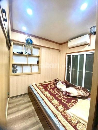 Căn tập thể. Cạnh Hồ Văn Chương. Đống Đa. Hà Nội. Đúng nghĩa nhà là nơ