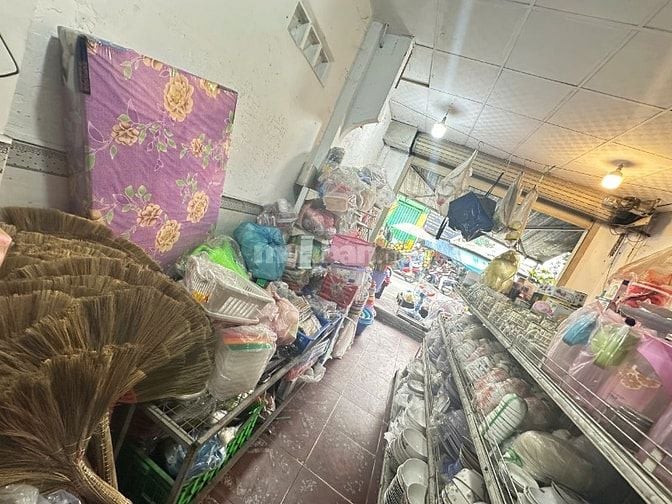 Sang lại cửa hàng đồ gia đình mặt tiền đường TTN1 sau chợ Lạc Quang