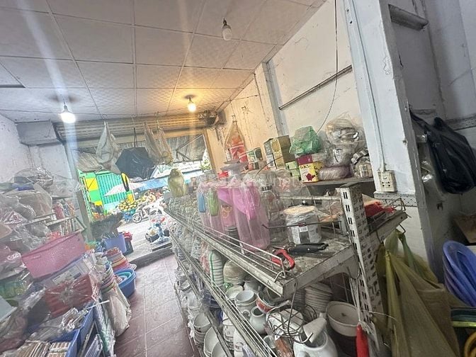 Sang lại cửa hàng đồ gia đình mặt tiền đường TTN1 sau chợ Lạc Quang