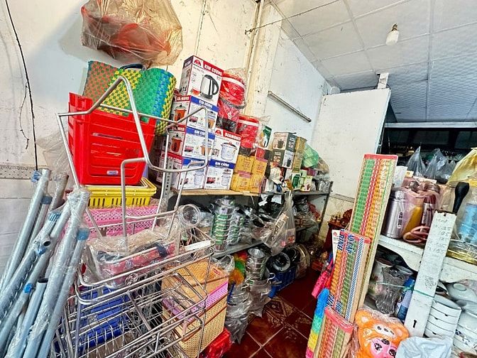 Sang lại cửa hàng đồ gia đình mặt tiền đường TTN1 sau chợ Lạc Quang