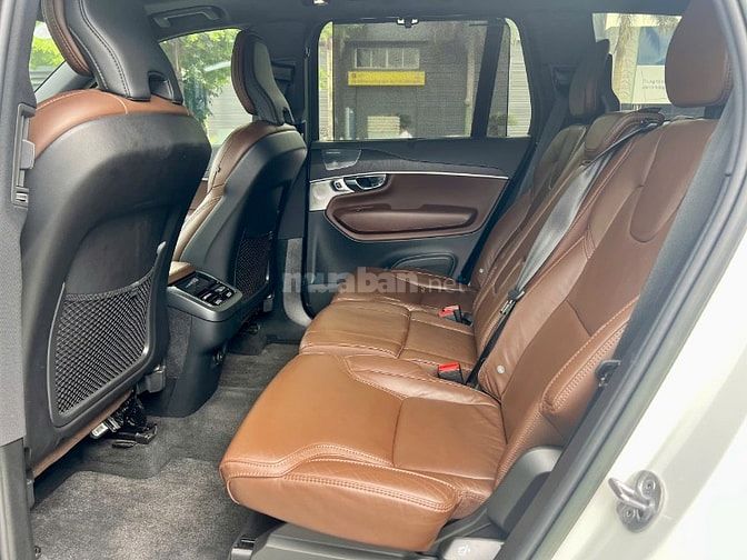 Volvo Selekt Hà Nội đang sẵn 1 chiếc Volvo XC90 siêu lướt phiên bản má
