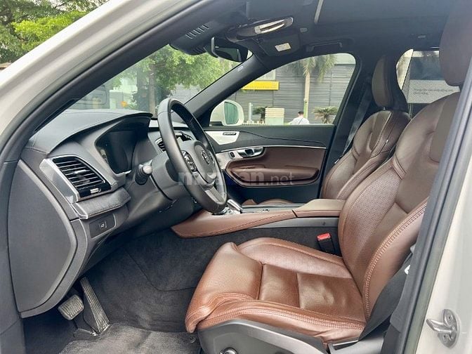 Volvo Selekt Hà Nội đang sẵn 1 chiếc Volvo XC90 siêu lướt phiên bản má