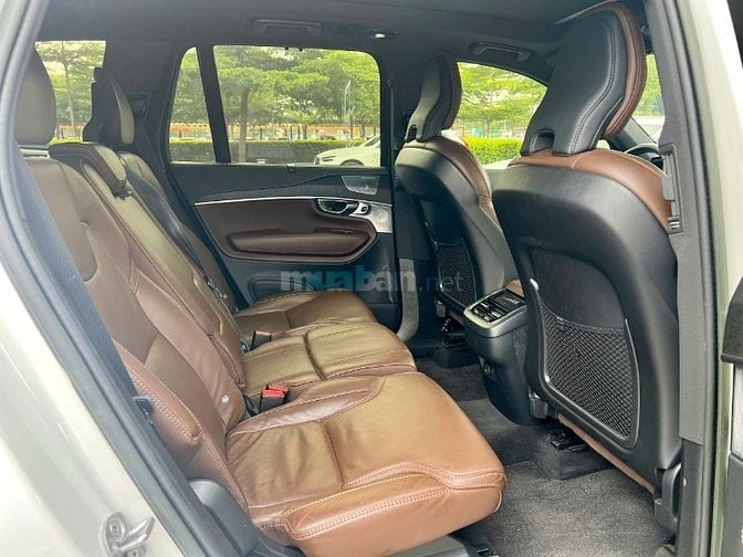Volvo Selekt Hà Nội đang sẵn 1 chiếc Volvo XC90 siêu lướt phiên bản má