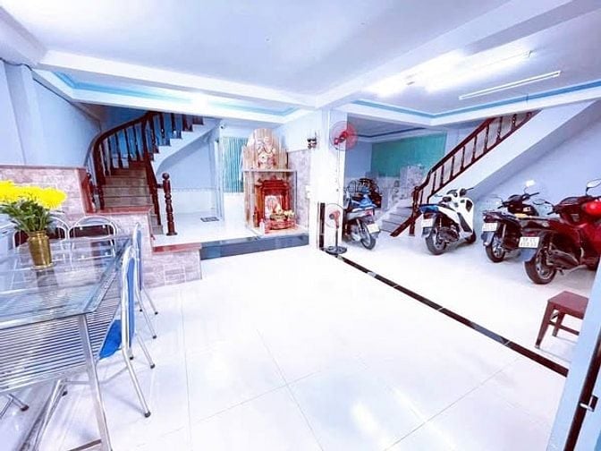 Quận 4: Bán nhà mặt tiền khu cao tầng. Ngang khủng 8m