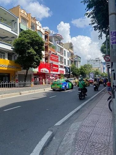 Quận 4: Bán nhà mặt tiền khu cao tầng. Ngang khủng 8m