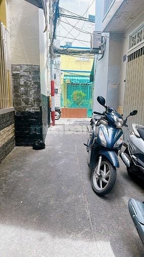 Bán nhà 4 tầng đường đoàn văn bơ. Khu yên tĩnh và an ninh.