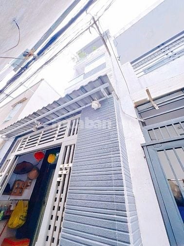 Bán nhà 4 tầng đường đoàn văn bơ. Khu yên tĩnh và an ninh.
