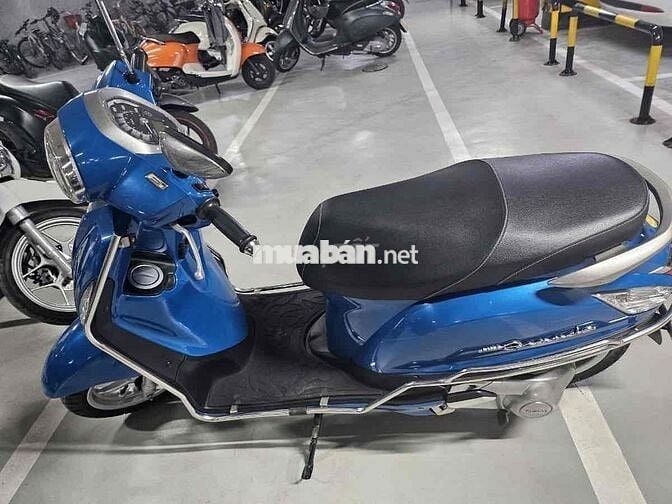 XE GRANDE ĐỂ HẦM THI THOẢNG DẠO PHỐ