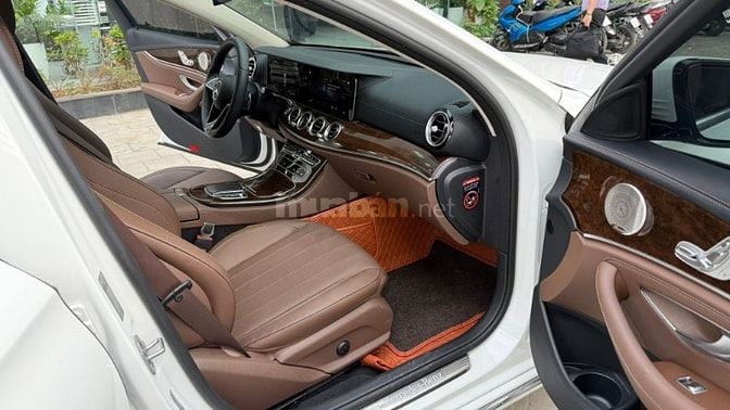 Bán Mercedes E200 Exclusive 2023, đăng ký 2025, lăn bánh 800 Km.