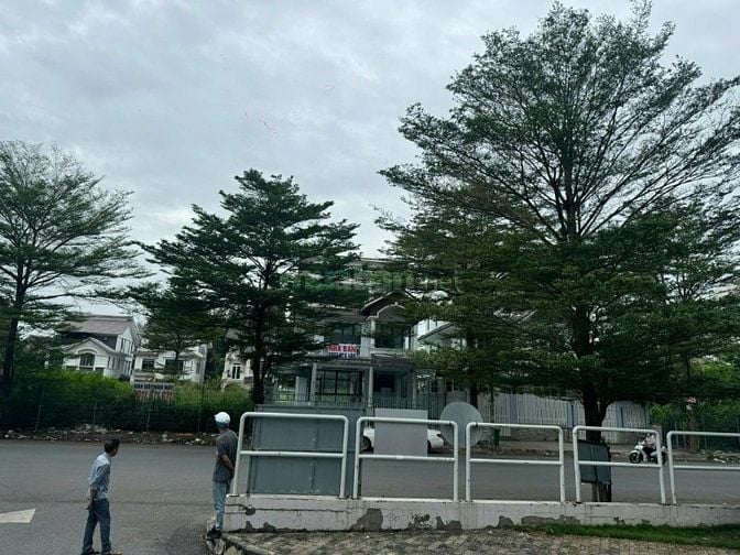 BÁN BT KHU NGGT DT:12,5X20M GIÁ BÁN 37 TỶ VỊ TRÍ ĐẸP 