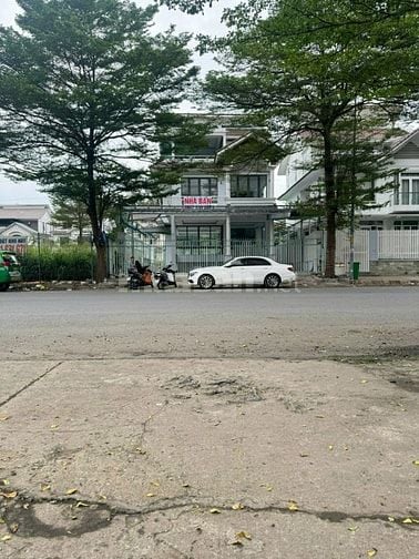 BÁN BT KHU NGGT DT:12,5X20M GIÁ BÁN 37 TỶ VỊ TRÍ ĐẸP 